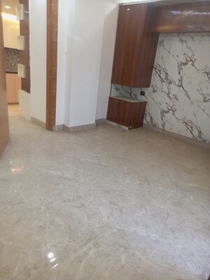 Room in 2 BHK Builder Floor at Sector 73 – for Sale