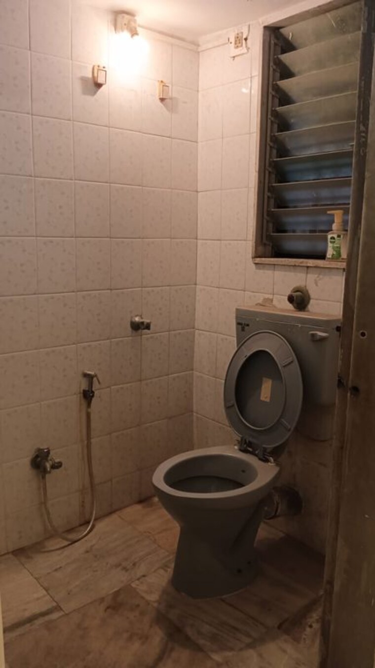 Bathroom, vastu-acharya-ashram Commercial Office Space in IT/SEZ 900 Sq.Ft. In Borivali West Mumbai 10199880