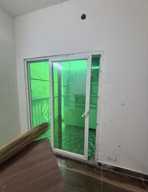 Room in 3 BHK Apartment at Migsun Twiinz, Eta Ii Greater Noida – for Rent