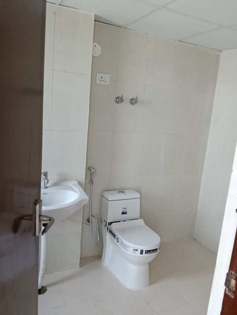 Bathroom, amrapali-heartbeat-city 4 Bedroom 2825 Sq.Ft. Apartment In Sector 107 Noida 10199905