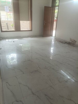 Room in 3 BHK Builder Floor at Unitech South City II, Sector 50 – for Rent