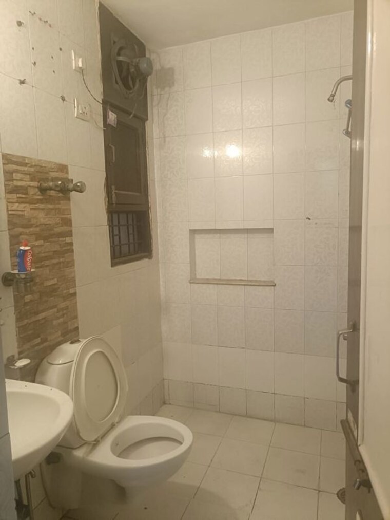 Bathroom, unitech-south-city-ii 3 Bedroom 2700 Sq.Ft. Builder Floor In Sector 50 Gurgaon 10199913