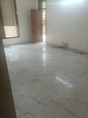 Room in 3 BHK Builder Floor at Unitech South City II, Sector 50 – for Rent