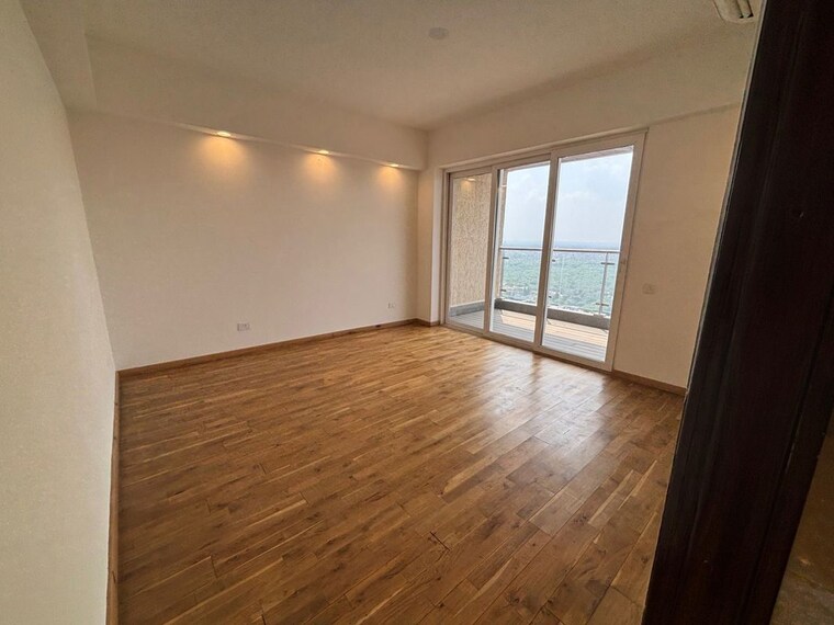 Room, okhla industrial estate phase 1 3 Bedroom 2700 Sq.Ft. Apartment In Okhla Industrial Estate Phase 1 Delhi 10188975