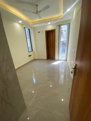 Room in 3 BHK Builder Floor at Sector 32 – for Rent