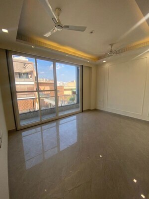 Room in 3 BHK Builder Floor at Sector 44 – for Rent