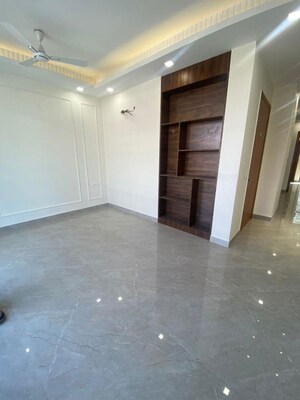 Room in 3 BHK Builder Floor at Sector 40 – for Rent