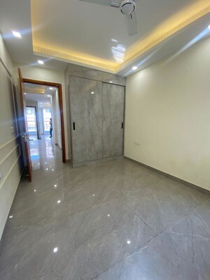 Room in 3 BHK Builder Floor at Sector 31 – for Rent