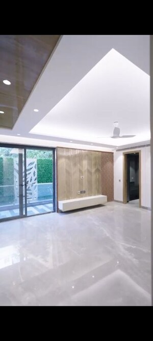 Room in 4 BHK Builder Floor at Hauz Khas Enclave – for Rent