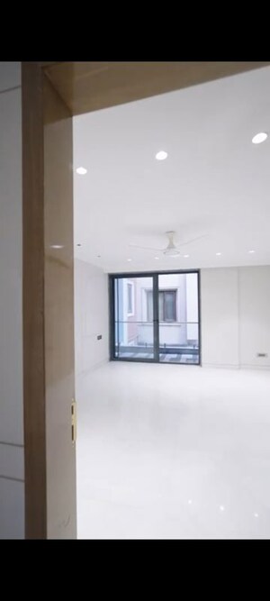 Room in 4 BHK Builder Floor at Hauz Khas Enclave – for Rent