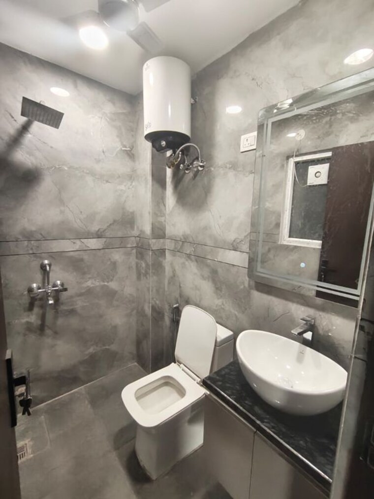 Bathroom, sector 46 3 Bedroom 204 Sq.Yd. Builder Floor In Sector 46 Gurgaon 10200031