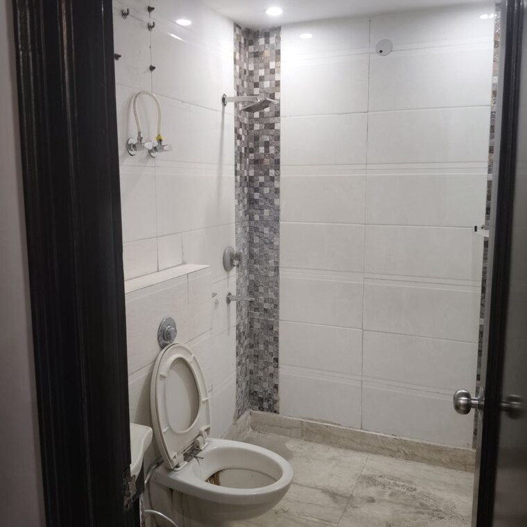 Bathroom, paschim vihar 4 Bedroom 250 Sq.Yd. Builder Floor In Paschim Vihar Delhi 10200044