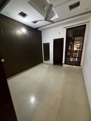 Room in 3 BHK Builder Floor at Sunshine Enclave, Vip Road – for Rent