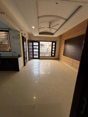 Room in 3 BHK Builder Floor at Sunshine Enclave, Vip Road – for Rent