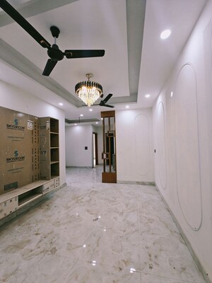 Room in 3 BHK Builder Floor at Sector 73 – for Sale