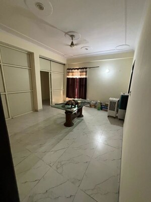 Parking in 3 BHK Builder Floor at RWA Apartments Sector 71, Sector 71 – for Rent