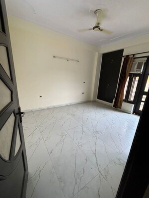 Room in 3 BHK Builder Floor at RWA Apartments Sector 71, Sector 71 – for Rent