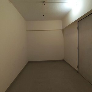 Room in 1 BHK Apartment at JP Decks, Goregaon East – for Rent