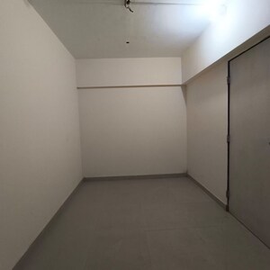 Room in 1 BHK Apartment at JP Decks, Goregaon East – for Rent