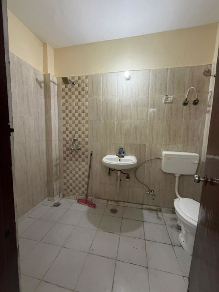 Bathroom, saket 1 Bedroom 500 Sq.Ft. Apartment In Saket Delhi 10200110