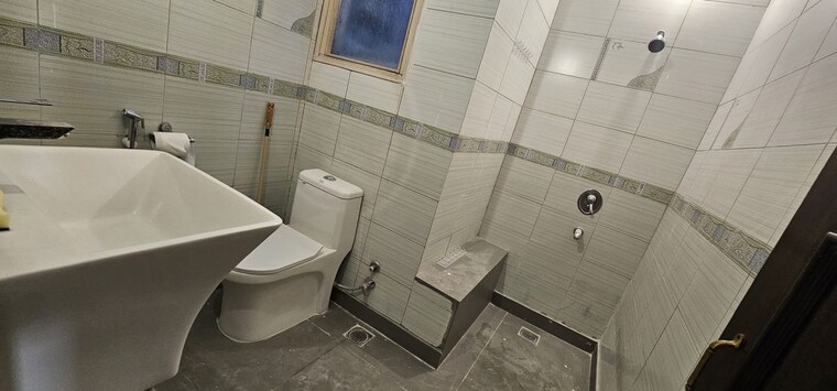 Bathroom, chittaranjan park 3 Bedroom 3500 Sq.Ft. Apartment In Chittaranjan Park Delhi 10200130