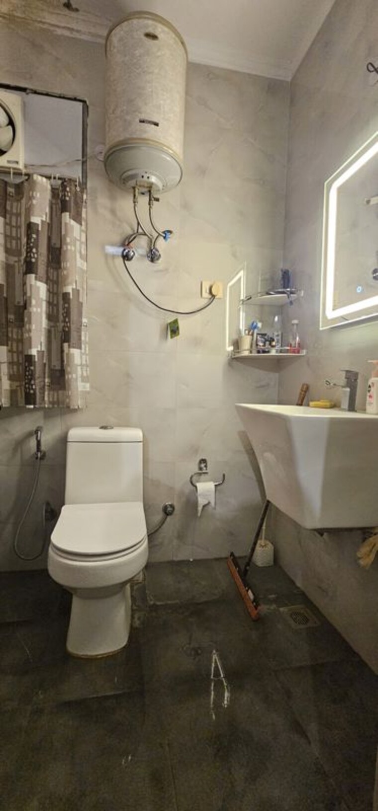 Bathroom, chittaranjan park 3 Bedroom 3500 Sq.Ft. Apartment In Chittaranjan Park Delhi 10200130