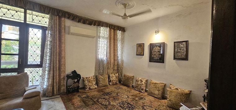 Living Room, chittaranjan park 3 Bedroom 3500 Sq.Ft. Apartment In Chittaranjan Park Delhi 10200130