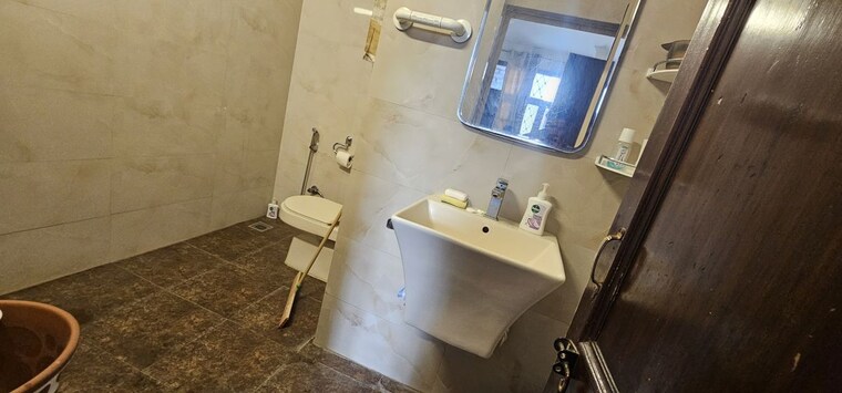 Master Bedroom, chittaranjan park 3 Bedroom 3500 Sq.Ft. Apartment In Chittaranjan Park Delhi 10200130