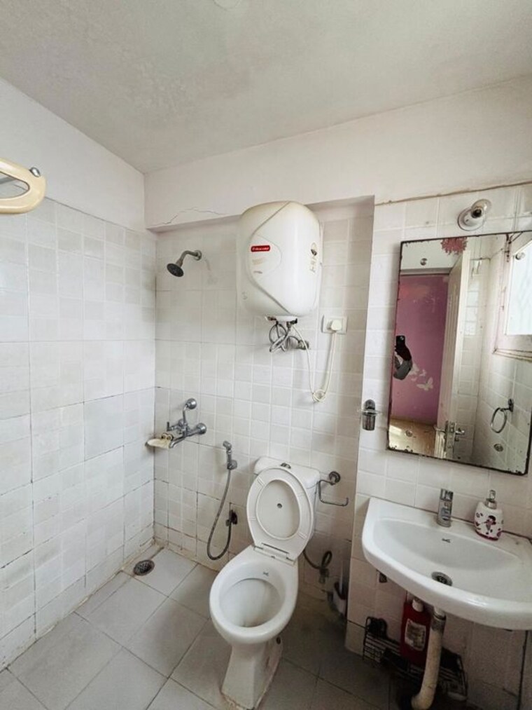 Bathroom, tulip-orange 3 Bedroom 1137 Sq.Ft. Apartment In Sector 70 Gurgaon 10200146