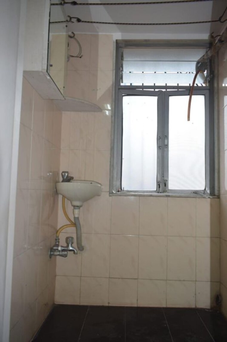 Bathroom, man-shanti-sadan 3 Bedroom 950 Sq.Ft. Apartment In Bandra West Mumbai 10200157