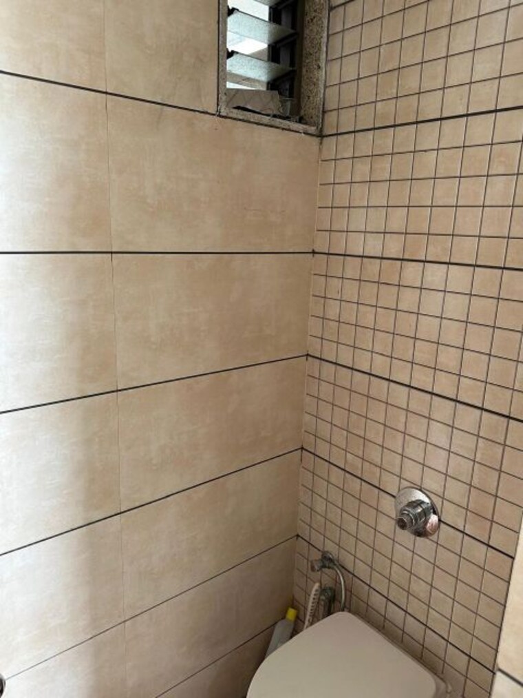 Bathroom, vaishnodevi circle 1.5 Bedroom 891 Sq.Ft. Apartment In Vaishnodevi Circle Ahmedabad 10151086