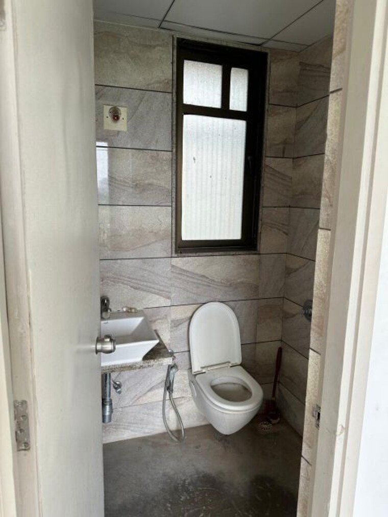 Bathroom, vaishnodevi circle 1.5 Bedroom 891 Sq.Ft. Apartment In Vaishnodevi Circle Ahmedabad 10151086