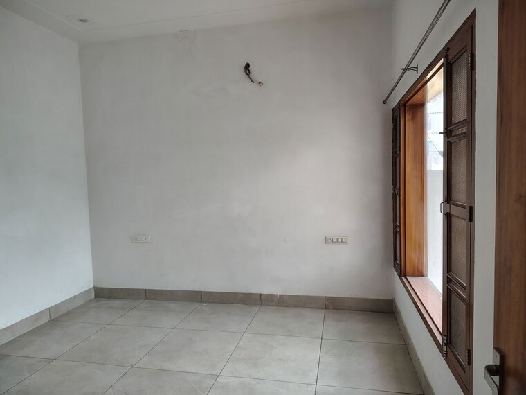 Room, sector 9 4 Bedroom 500 Sq.Yd. Builder Floor In Sector 9 Hisar 10200214