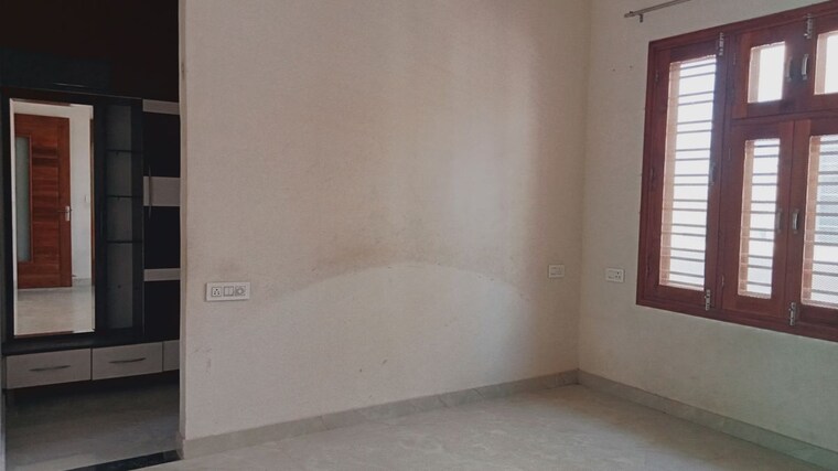 Room, sector 9 2.5 Bedroom 300 Sq.Ft. Builder Floor In Sector 9 Hisar 10200221