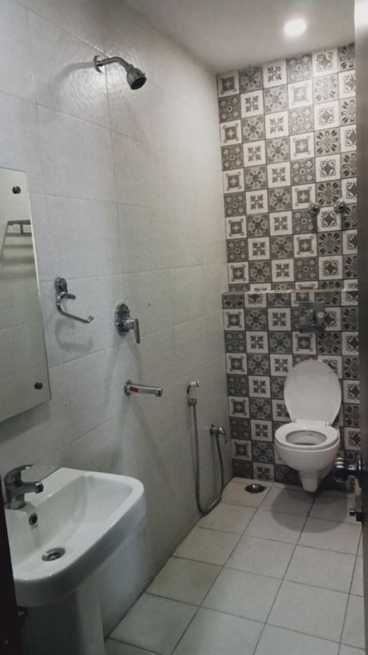 Bathroom, sector 9 2.5 Bedroom 250 Sq.Yd. Builder Floor In Sector 9 Hisar 10200223