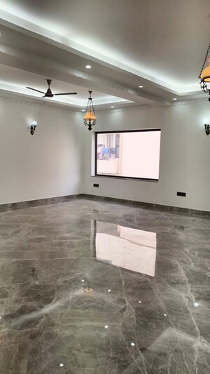 Room in 4 BHK Builder Floor at Vasant Vihar – for Rent