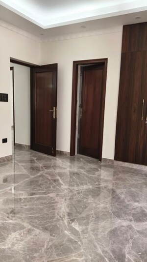 Room in 4 BHK Builder Floor at Vasant Vihar – for Rent