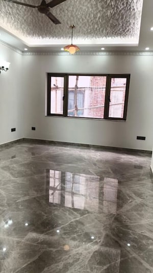 Room in 4 BHK Builder Floor at Vasant Vihar – for Rent