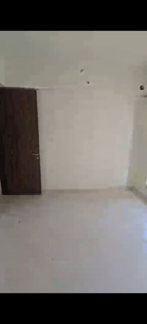 Room in 3 BHK Apartment at Sheth Zuri, Laxmi Nagar – for Rent