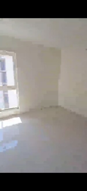 Room in 3 BHK Apartment at Sheth Zuri, Laxmi Nagar – for Rent