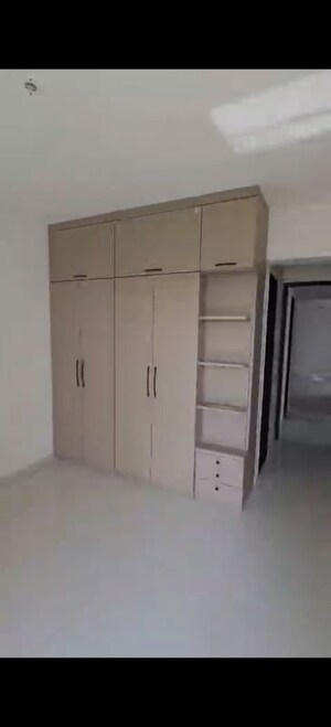 Room in 3 BHK Apartment at Sheth Zuri, Laxmi Nagar – for Rent