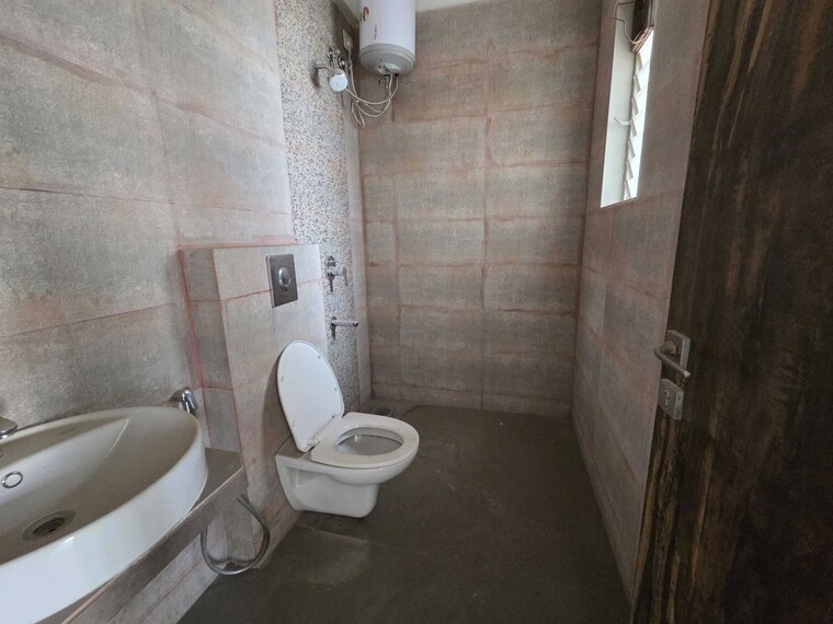 Bathroom, rosa-manhattan 3 Bedroom 965 Sq.Ft. Apartment In Ghodbunder Road Thane 10200238