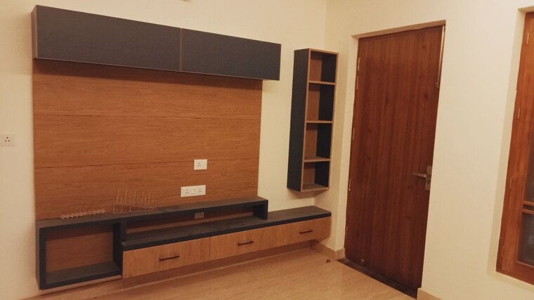 Room, sector 14 3 Bedroom 350 Sq.Yd. Builder Floor In Sector 14 Hisar 10200246