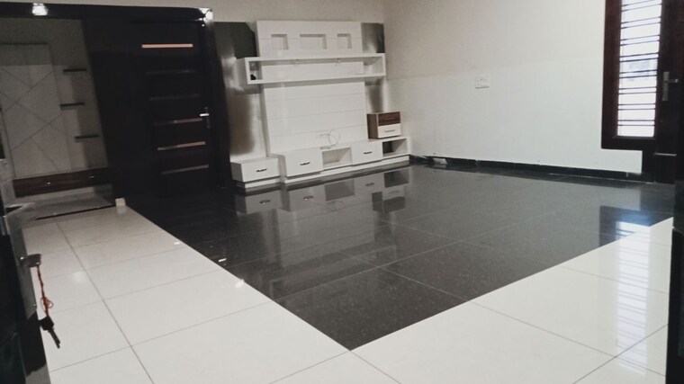 Room, sector 14 3.5 Bedroom 400 Sq.Yd. Builder Floor In Sector 14 Hisar 10200247