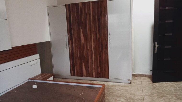 Room, sector 14 3.5 Bedroom 400 Sq.Yd. Builder Floor In Sector 14 Hisar 10200247