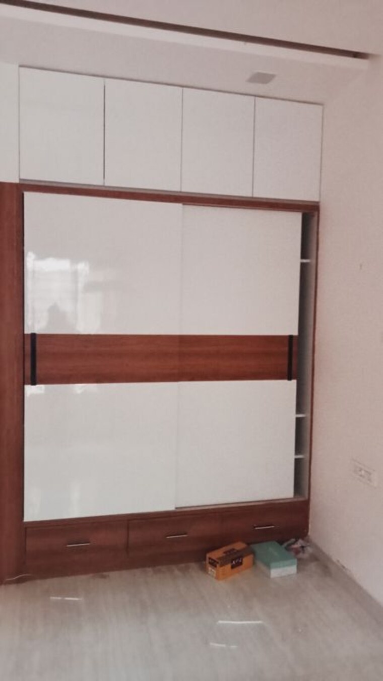 Room, sector 14 2 Bedroom 200 Sq.Yd. Builder Floor In Sector 14 Hisar 10200248