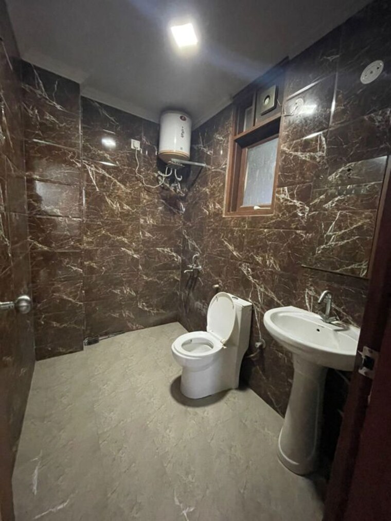 Bathroom, chattarpur 3 Bedroom 1100 Sq.Ft. Builder Floor In Chattarpur Delhi 10200320
