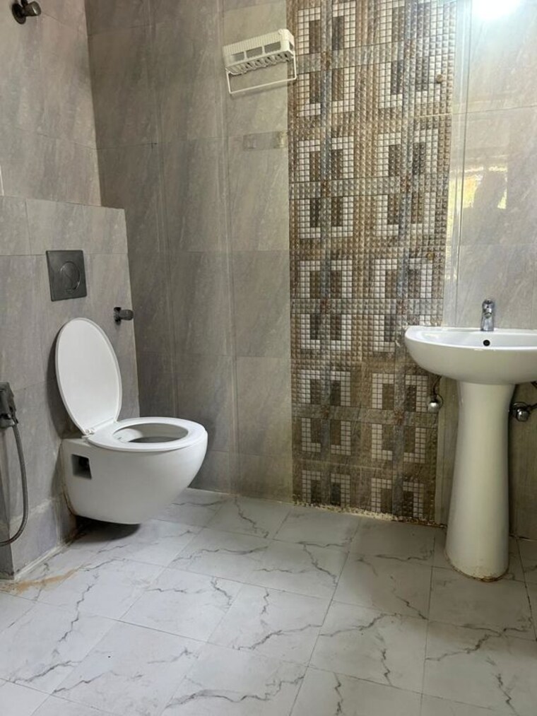 Bathroom, suncity-avenue-76 2 Bedroom 611 Sq.Ft. Apartment In Sector 76 Gurgaon 10200323
