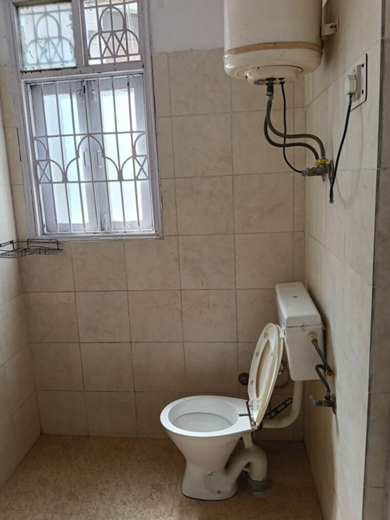 Bathroom, dwarka 3 Bedroom 1500 Sq.Ft. Apartment In Dwarka Delhi 10200338