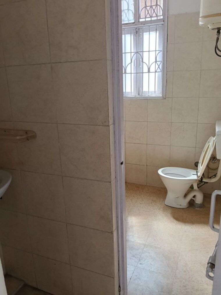 Bathroom, dwarka 3 Bedroom 1500 Sq.Ft. Apartment In Dwarka Delhi 10200338
